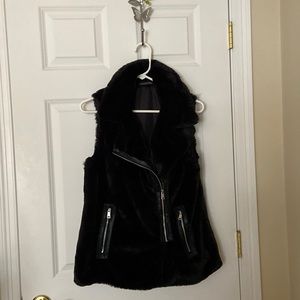 Vest-black faux fur